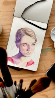 Ma routine du matin est bien installée 

Plus d’une dizaine de jours que je m’y tiens. 

Avant le levé des enfants et pendant leur petit dej’ je peins dans mon carnet.

Et quand vient l’heure de leur départ à l’école, mon portrait du jour sèche pendant que je leur fais un bisou leur souhaitant une bonne journée.

Chacun trouve du temps où il peut. Mon quotidien de maman est assez routinier, je suis contente de m’octroyer ce petit temps pour mon projet de carnet de portraits. 

#watercolorpainting  #portraitaquarelle #100headschallenge