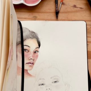 Un carnet de portraits qui avance 😁
Toujours à l’aquarelle + crayons de couleurs

On m’a demandé si c’était un carnet pour l’aquarelle cette fois : toujours pas 😅. 

C’est un format A4 (A3 ouvert) mais j’ai pris le moins cher toujours dans l’idée d’en faire un carnet de travail brouillon exercices . 

C’est surtout le format qui m’intéressait car je suis plus à l’aise sur une feuille plus grande.

Pour autant je continue les portraits de petite taille ! Alléééé j’arrive à 40/100 ! 💪😎

#sketchbookdrawing #portraitoftheday #watercolorartist