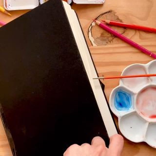 Nouvelle page de sketchbook. 

Un portrait minimaliste inspiré de la facétieuse @laetitiacasta que j’ai adorée dans #lecrimedu3eétage de @bezanconremi 

L’univers, les personnages, les références ciné j’ai tout adoré. 

#watercolorpainting #portraitaquarelle #carnetdecroquis #sketchbookdrawing
@sndfilms