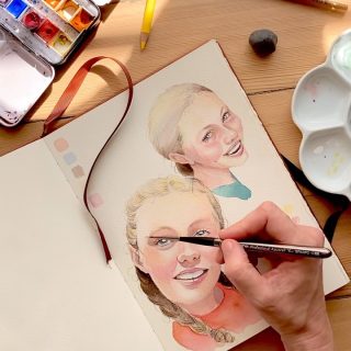 Les touches d’encre blanches pour terminer : mon petits plaisir 🤍

J’ai testé la gouache @lefrancbourgeoisofficiel et depuis peu l’encre acrylique @boesnerfrance qui a l’avantage d’être déjà liquide et bien opaque. 

#portraitaquarelle #100headschallenge #carnetdecroquis