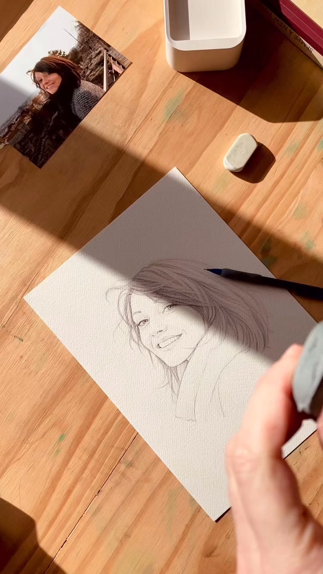 Nouveau projet in progress !

C’est un petit projet mais il va finalement me prendre toute la journée …
J’espère que cet (auto)portrait plaira au client 🤭
Je vous en reparlerai quand ça sortira bien evidemment. 

Je vais bientôt avoir besoin de nouveaux visages à peindre pour le projet pro suivant, je vais sûrement vous solliciter les amis ! 😉

#portraitaquarelle #watercolorpainting #watercolorportrait