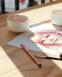 Je succombe à cette trend « 1 girl / 10 obsessions »
C’est l’occasion de me connaître un peu pour les nouveaux par ici 🙂

Vous savez déjà que j’aime dessiner des portraits et que j’ai une légère addiction pour le rose mais ce que vous ne savez peut être pas, c’est que j’aime aussi :

- 1 : Le Cappuccino et le chaï latte (hello @etienne_laval_ )
- 2 : Lire sur ma liseuse @vivlio_fr en marchant 
- 3 : Ecouter des livres audio en dessinant
- 4 : Pratiquer l’Aïkido (je n’ai pas encore mon hakama mais je compte bien le mériter un jour)
- 5 : Mes deux chats (coucou @lesmerveillesdeplume ) et les animaux en général
- 6 : La salade César 
- 7 : Collectionner les livres illustrés
- 8 : Les vieilles pierres
- 9 : Les carnets 
- 10 : Le flan (le far breton passe aussi😋)

oui c’est surement dans le désordre (parce que le flan ne peut raisonnablement pas être 10eme sur cette liste) 🤣

Alors il y a combien de points que vous ne saviez pas ? 😉