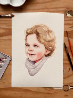 Un portrait si adorable

J’aime beaucoup dessiner les enfants. 

On les aime tels qu’ils sont.
On me demande rarement des modifications sur le croquis comme affiner des joues ou un nez, supprimer des rides, agrandir des yeux … comme on le fait pour les adultes. 

Avec les enfants nous voyons leur perfection :
- Leur peau
- Leurs joues rondes
- Leurs petites rougeurs
- Leur sourire sans crainte du paraitre

Au contraire on veut même voir sur le dessin tous les petits détails qui font leur particularité : une petite tache, un épi dans les cheveux… Je sens l’amour dans ces commandes de famille. 

Et puis oui il y a des enfants sacrément mignons comme celle-ci. Quelle couleur d’yeux magnifique !

Je vous mets en slides toutes les étapes de la peinture. 

J’ai tout de même effectué des modifications sur l’aquarelle. Une fois la peinture terminée, j’ai corrigé les ombres autour des yeux que j’ai atténuées car je les avais trop marquées. Le résultat est ainsi beaucoup plus doux. (Voyez la différence entre les photos 4 et 5)

Dites-moi : vous saviez que l’on pouvait corriger une aquarelle ?

#portrait personnalisé à l’aquarelle