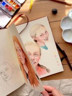 Alléééé. cette semaine je reprends mon carnet. En attendant une nouvelle page, je vous montre celle ci en détails.
Bonne semaine !

Carnet @etchr_lab 
Pinceaux @boesner_france 
Aquarelle @sennelier1887 
Encre acrylique blanche @boesnerfrance