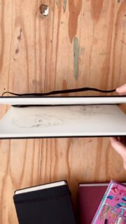 Je peins toujours mes mini portraits mais j’ai eu envie de changer de carnet : j’ai pris un format plus grand. C’est tellement agréable.

Pour ce week-end, c’est  aussi le retour des modèles Pinterest. Je ne suis toujours pas fan mais c’est de l’entraînement. Et les « Beautiful girls » c’est toujours photogénique. 

Prête pour la couleur… à l’aquarelle comme d’habitude !

#portraitart #sketchbookdrawing #portraitdrawings