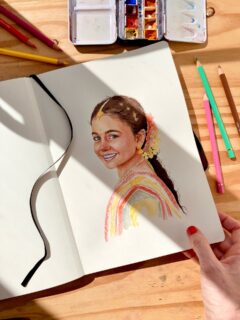 Une page de carnet 

Un portrait à l’aquarelle d’une petite fille en tenue traditionnelle de fête. 🌈

J’ai envie de couleurs avec le retour du soleil !☀️ Envie d’enlever les manteaux, d’ouvrir les fenêtres, de sortir prendre mon café sur la terrasse… et puis, en fait, il fait 7 degrés… donc je patiente 🙄🥶

#sketchbookdrawing #carnetdecroquis #watercolorpractice #portraitaquarelle #portraitoftheday