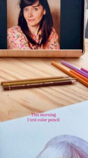 Aujourd’hui c’est un long week-end (in France) alors je teste les crayons de couleurs 🖍️

J’aime tellement le travail de @clairebois.illus et @marion.sonet que j’ai eu envie d’essayer.

Un autoportrait fera l’affaire et j’ai suivi @doodle_traffic pour cet essai.

Je pense que je n’ai pas pris le meilleur papier (c’est une chute de papier aquarelle mais il y a trop de grain je trouve). En revanche le process est sympa, très slow sans stress on peut revenir en arrière 

Je vais sûrement retenter dans tous mes carnets de brouillon il y a des papiers lisses qui seront très bien.

Bon jour férié pour les français et bon mardi pour les autres 💋