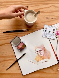 Jamais sans un bon livre et un café ☕️ 📖

Le challenge @inktober_2025 touche bientôt à sa fin, aujourd’hui 29/31, le mot du jour est leçon/lesson.

J’ai décidé de peindre ma pause d’automne idéale.

Et vous qu’est ce que vous faites pendant la pause ?

À demain pour l’avant dernier jour !

Matériel : 
Sketchbook @boesnerfrance 
Aquarelle : @agnes_fabriquedescouleurs 
Et @sennelier1887