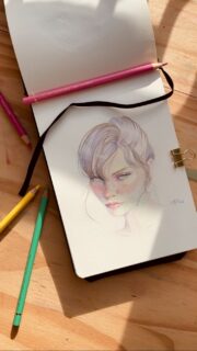 Je vous avais dit que j’hésitais à changer de médium dans ce carnet.

Certain m’ont suggéré les crayons de couleurs alors je suis au garde à vous chef !🫡

C’est le portrait 19/100 de mon challenge « 100 heads project » il est full crayons de couleurs et je remets ça demain !

#portraitart #100headschallenge #colorpencildrawing