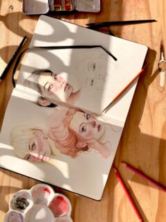 Plus qu’un portrait sur cette page.
Je ne l’ai pas terminé mais tanpis il restera comme ça : le travail client passe avant mon sketchbook 😅
Le temps file trop vite cette semaine !

#sketchbooking #portraitoftheday #watercolorsketch #aquarelleart