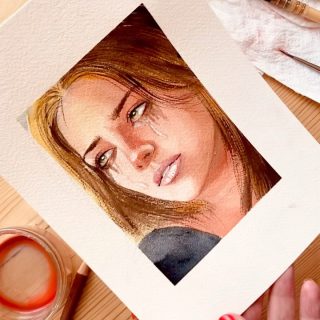 Jour 5 du challenge inktober avec le mot « claque  » 

Je n’aime pas ce mot et c’est sûrement pour cela que je suis si en retard aujourd’hui…

En plus j’ai pris un modèle sur Pinterest qui est sûrement une photo IA. Grrr ces modèles non réels ne me réussissent pas. 
Il leur manque toutes les aspérités, les asymétries et autres petits défauts (qui n’en sont pas) des vrais visages. 

Tiens ça me fait penser qu’il faudrait que je vous parle de toutes ces petites choses que j’adore sur les visages que je dessine et que très souvent les clients prennent pour des  « défauts » .
Ce sont souvent des « complexes » que j’adore dessiner alors qu’on me demande souvent de les gommer. Vous devinez lesquels ?